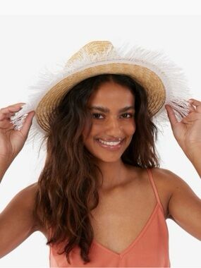 Kensie straw hat with white fringe